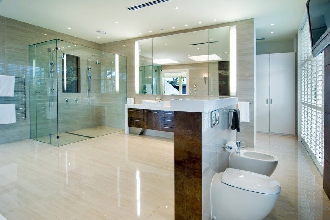Banheiro moderno aconchegante e confortável