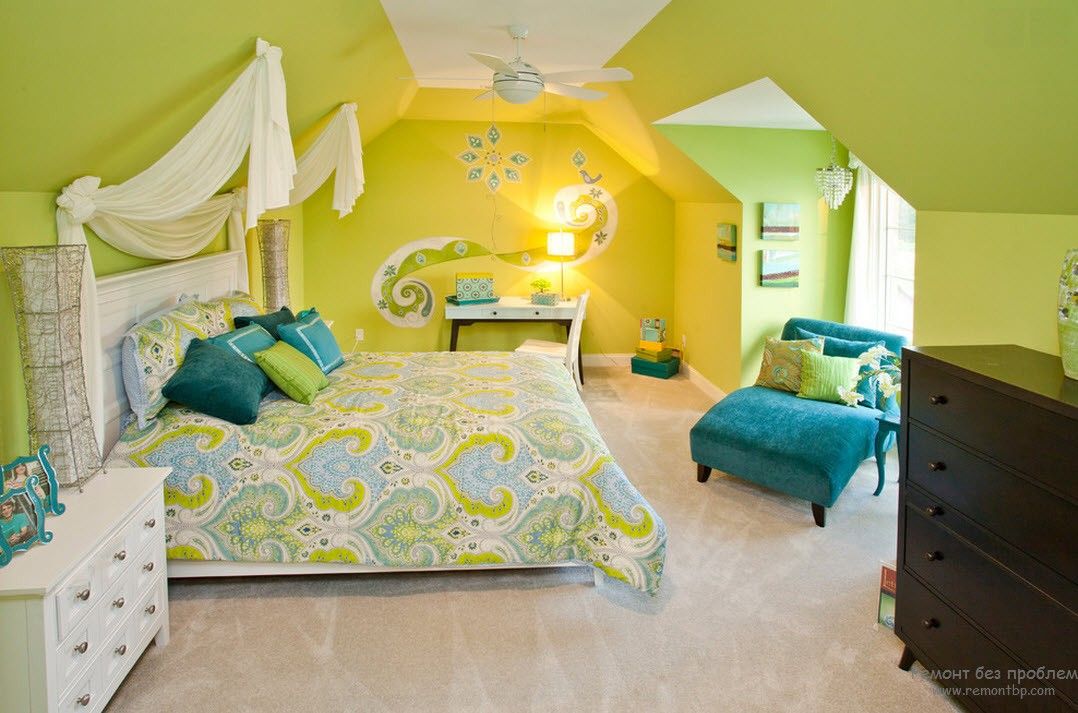 Interior del dormitorio con un color pistacho claro bastante brillante.