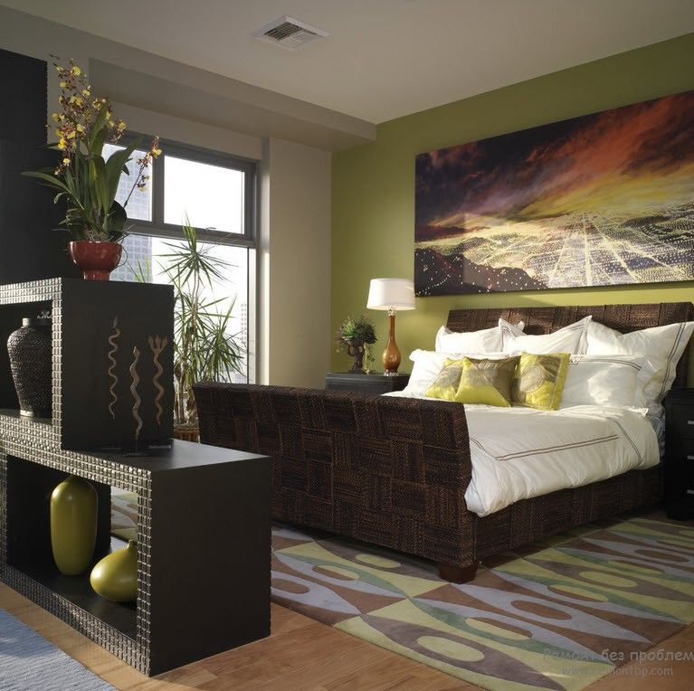 Muebles oscuros en el dormitorio combinados con un noble color oliva.