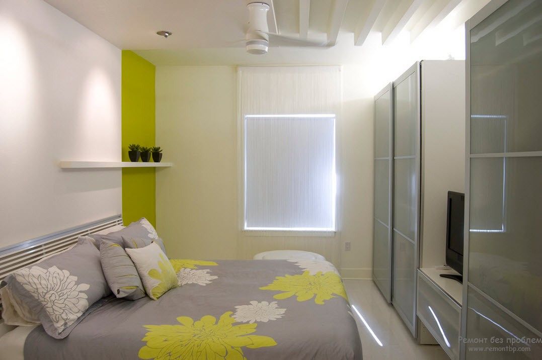 Accenti d'oliva all'interno di una camera da letto luminosa