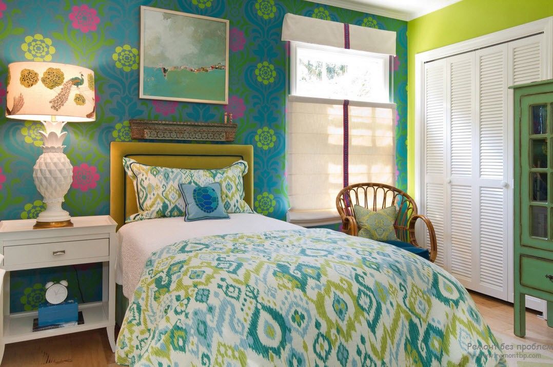 Mobili bianchi in camera da letto abbinati a decori color smeraldo
