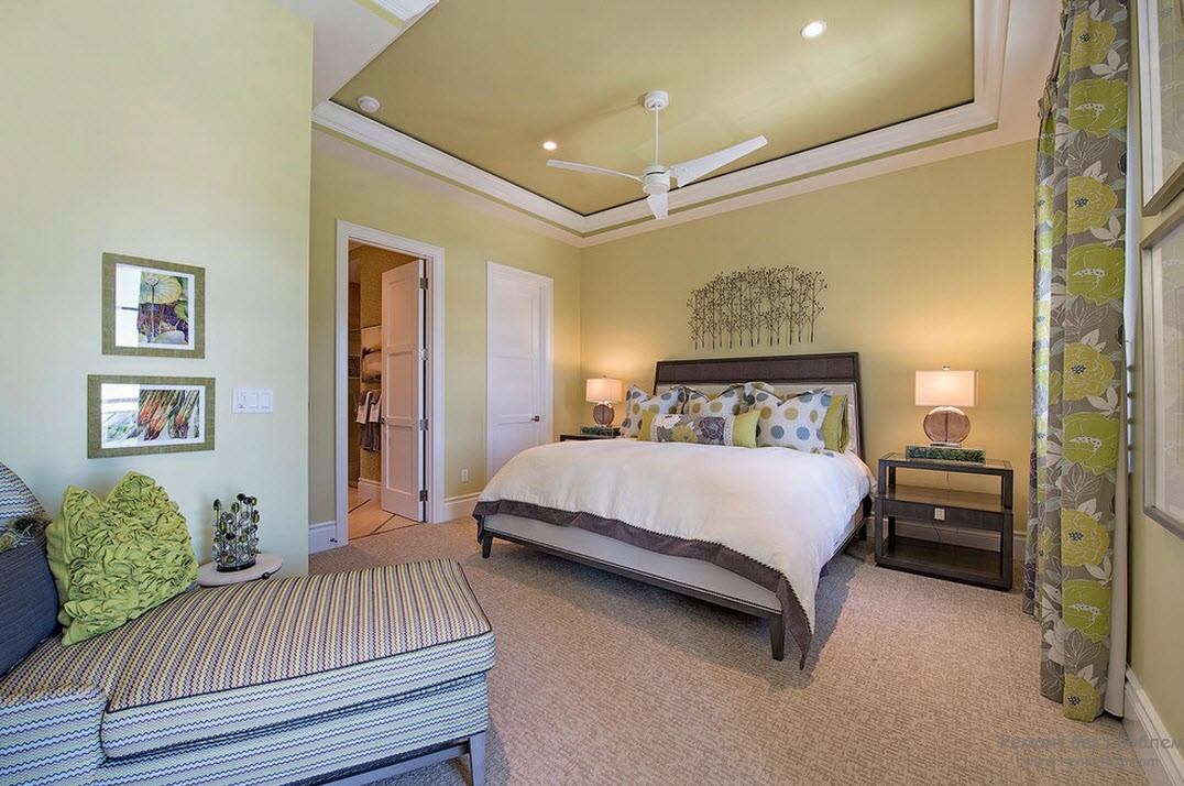 Dormitorio elegante en colores pastel con elementos de oliva