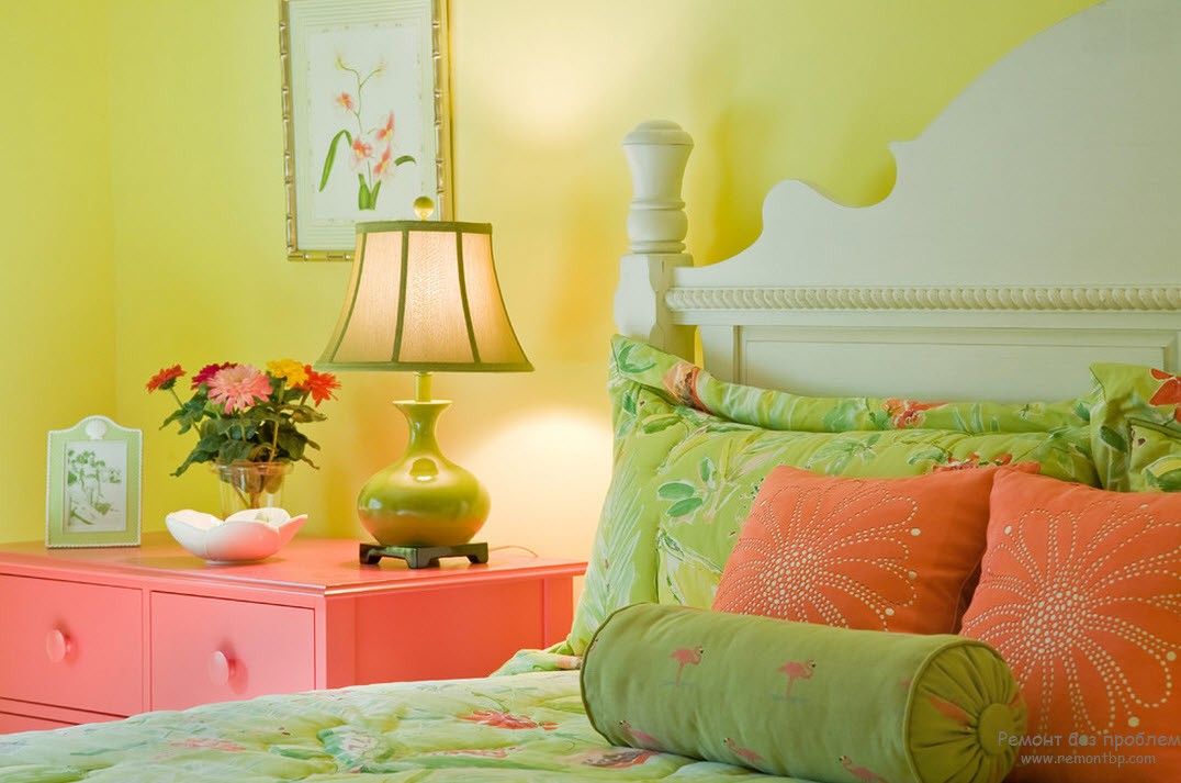 Dormitorio verde combinado con un tinte rosa.