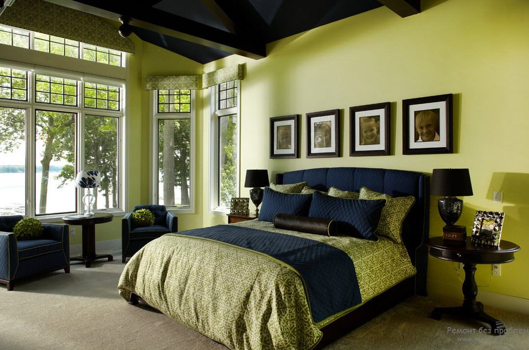 Dormitorio clásico con muebles oscuros combinados con oliva y azul marino.