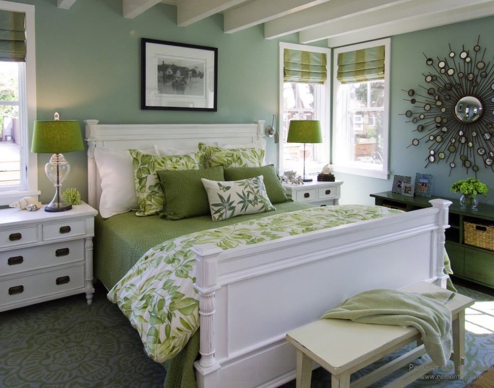 Dormitorio clásico con decoración en tonos olivos apagados