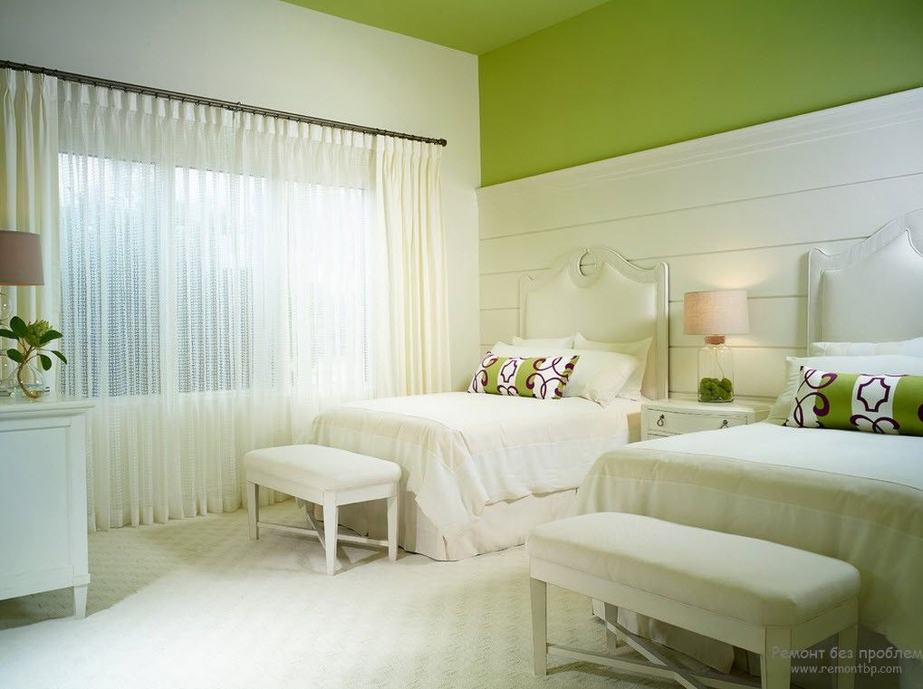 Interior de dormitorio blanco combinado con color pistacho