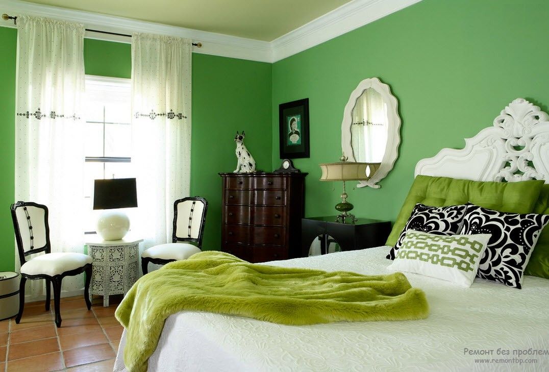 Paredes verdes e acessórios no interior do quarto