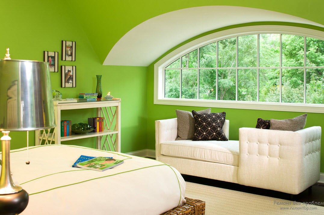 Pareti della camera da letto rifinite in un ricco color pistacchio