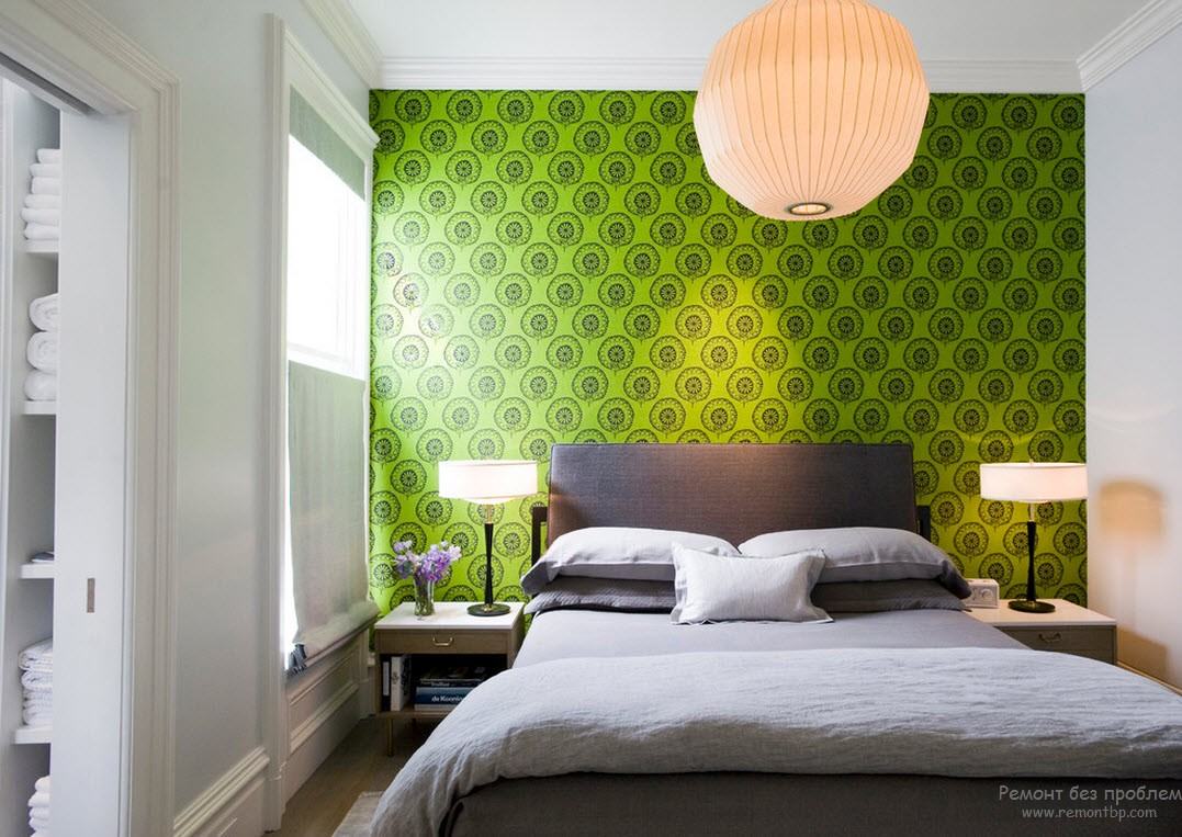 Acento verde brillante en forma de pared de un dormitorio