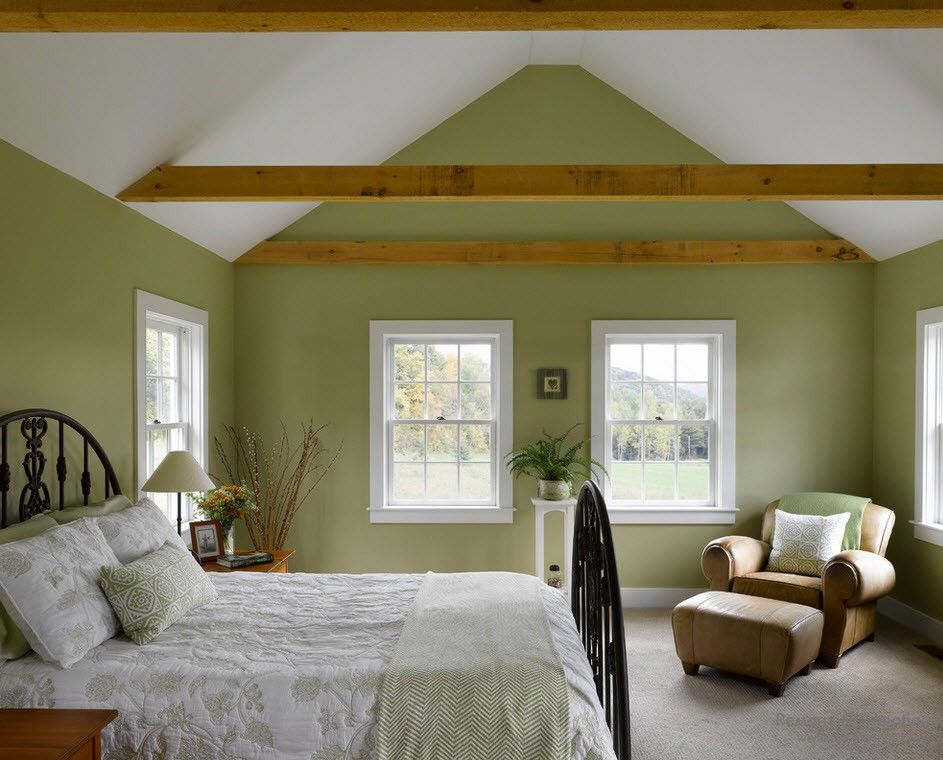 Tonalità tenui molto nobili di verde in camera da letto
