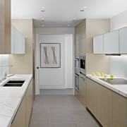 Combinación de colores blanco y beige.
