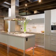 Techo oscuro de cocina beige