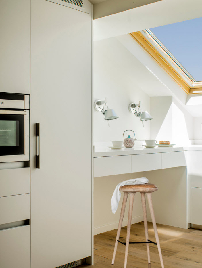 Design bianco come la neve per una piccola cucina