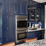 Móveis azul escuro na cozinha