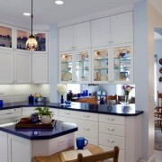 Cozinha branca com detalhes em azul