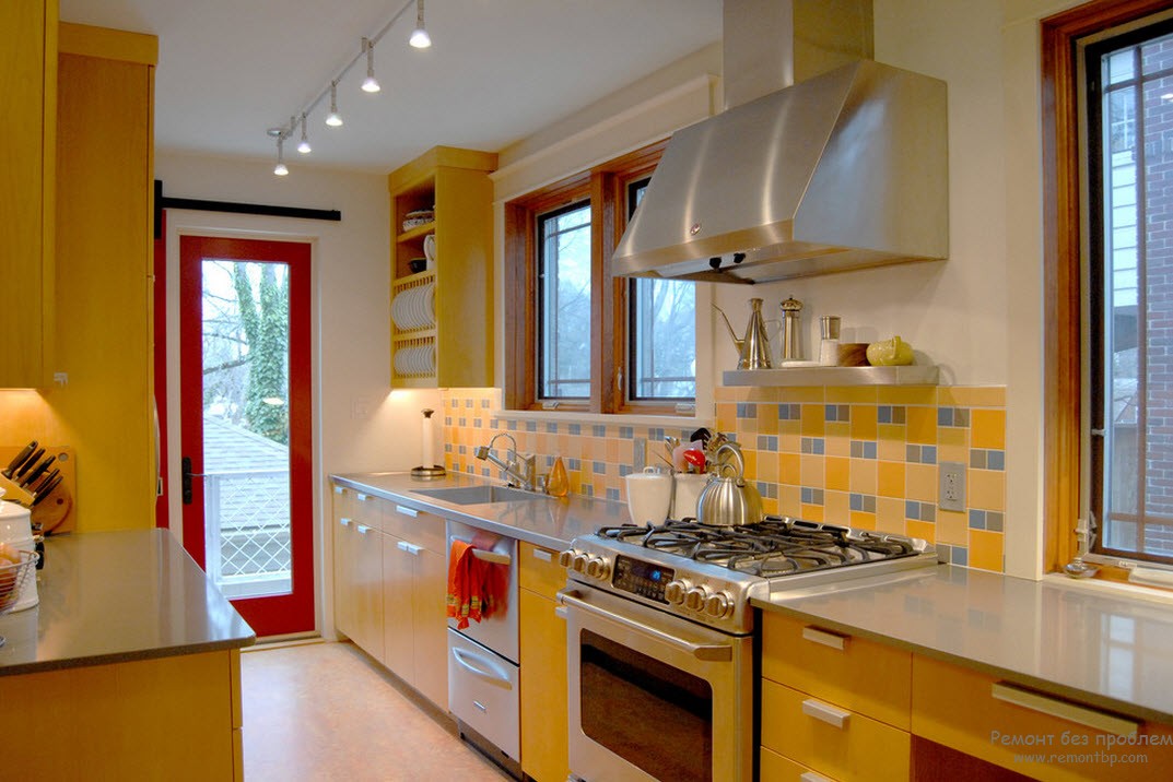 Piso de madera y mesa en la cocina.