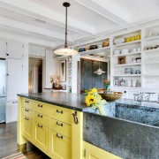 Ilha amarela na cozinha