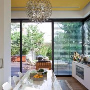Soffitto giallo in cucina