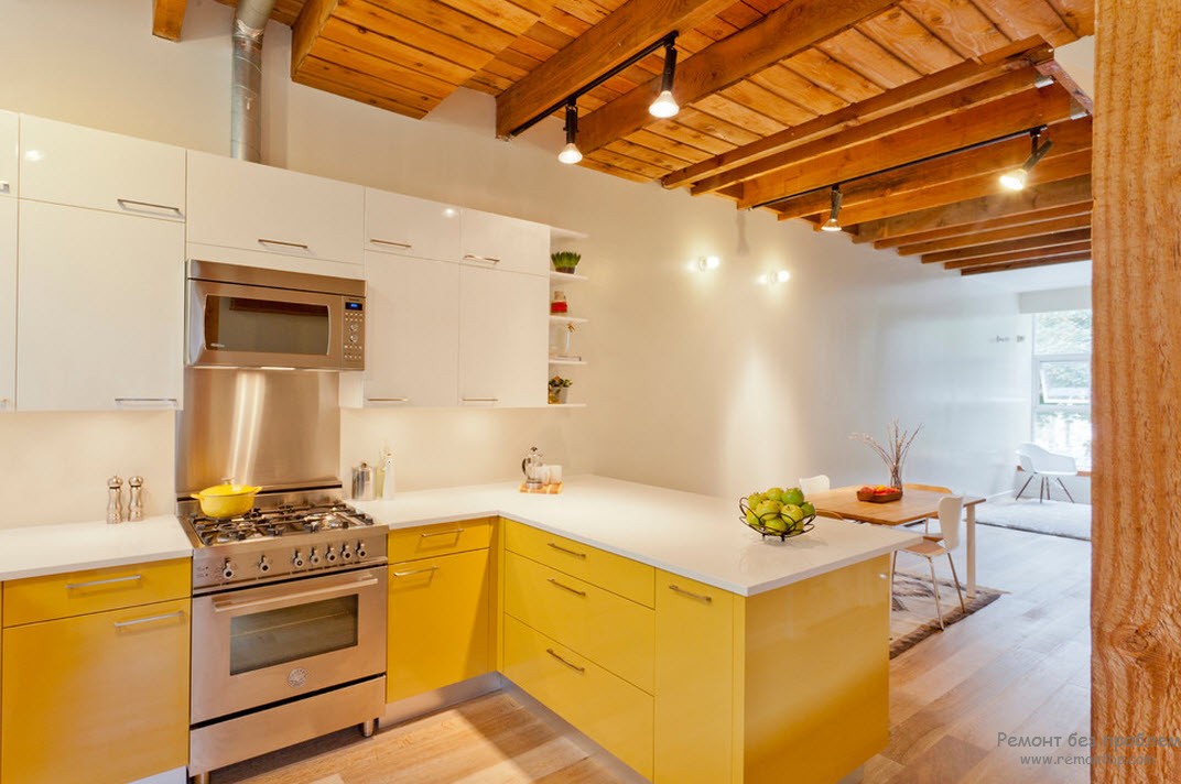 Techo de madera en la cocina.