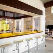 Bancada amarela na cozinha