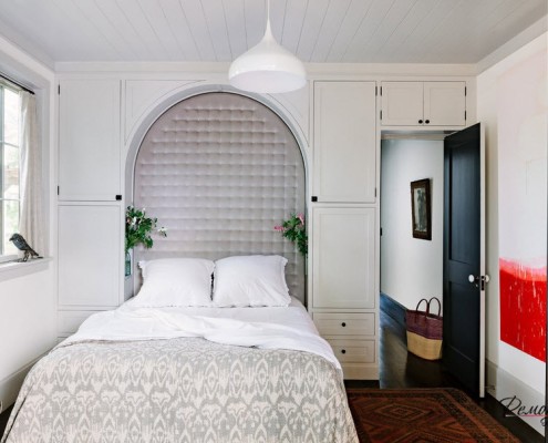 Salıncak kapılar da küçük bir yatak odası için iyi bir seçenektir.