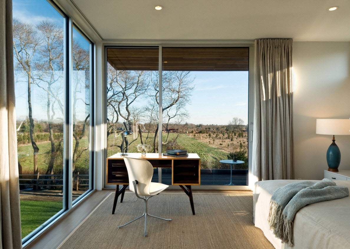 Área de estudio junto a la ventana del dormitorio.