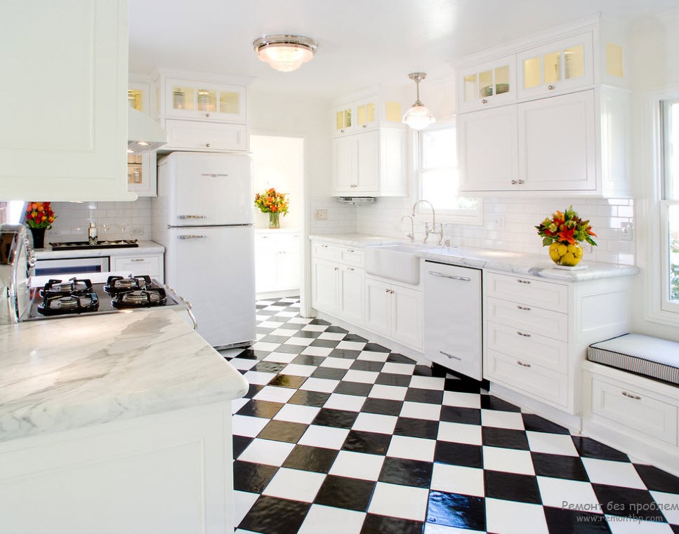 šaškių lentos grindys - ryškus akcentas sniego baltos virtuvės fone