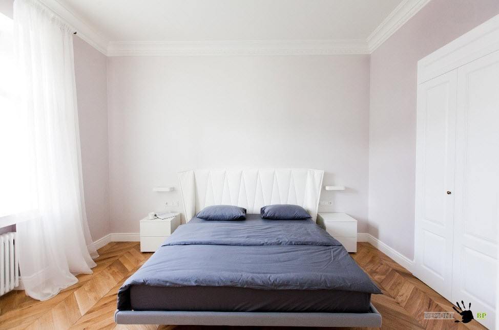 Miegamasis su minimaliais baldais
