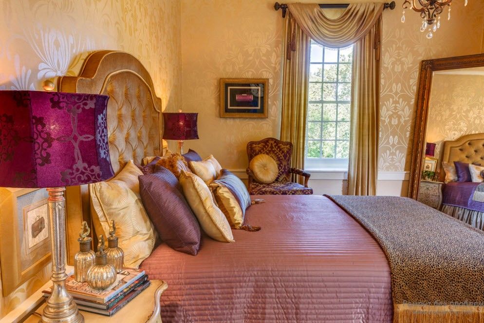 A combinação de ouro com tons de roxo no quarto