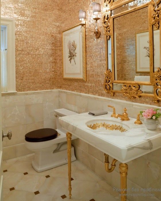 Interior do banheiro na cor dourada
