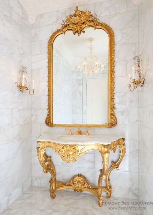 Espelho antigo com moldura dourada e mesa