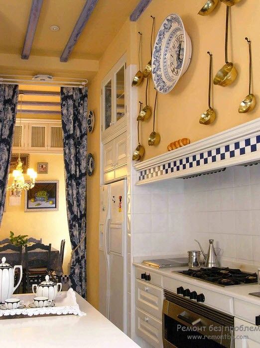 Acessórios dourados no interior da cozinha
