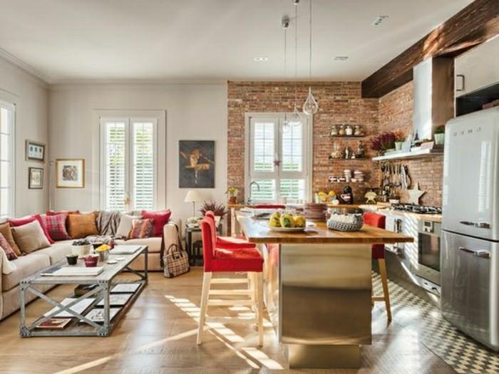 interjeras-su-raudonų plytų sienų apmušimu-medinėmis grindimis-virtuvės baldai