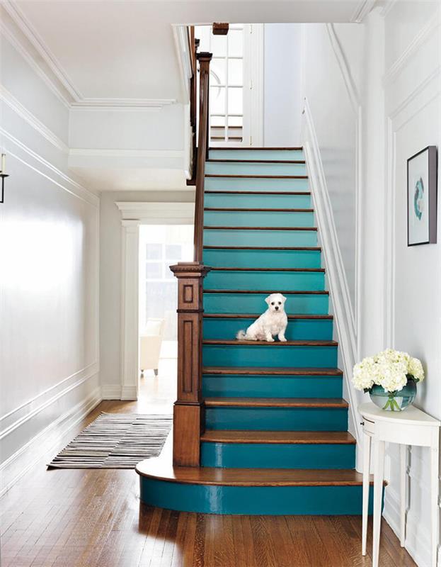 laiptai su klasikiniu dizainu, modernizuoti povo mėlynais dažais su ombré efektu