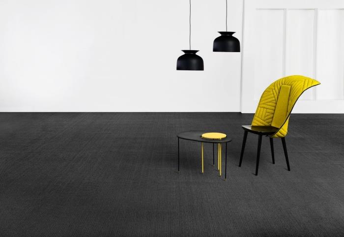 mat siyah aydınlatmalı sarkıt lambalar ve gri ile uyum sağlayan siyah ve sarı bir sandalye ile minimalist tasarım