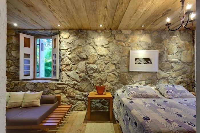 renovuotas miegamasis su vidine akmenine siena ir medinėmis lubomis kaimiškam dekorui
