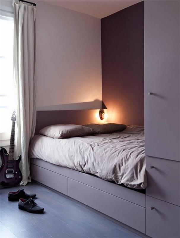 prašmatnus interjeras-miegamasis-parketas-grindys-pigiai-liustra-interjeras-lova-pilka mediena