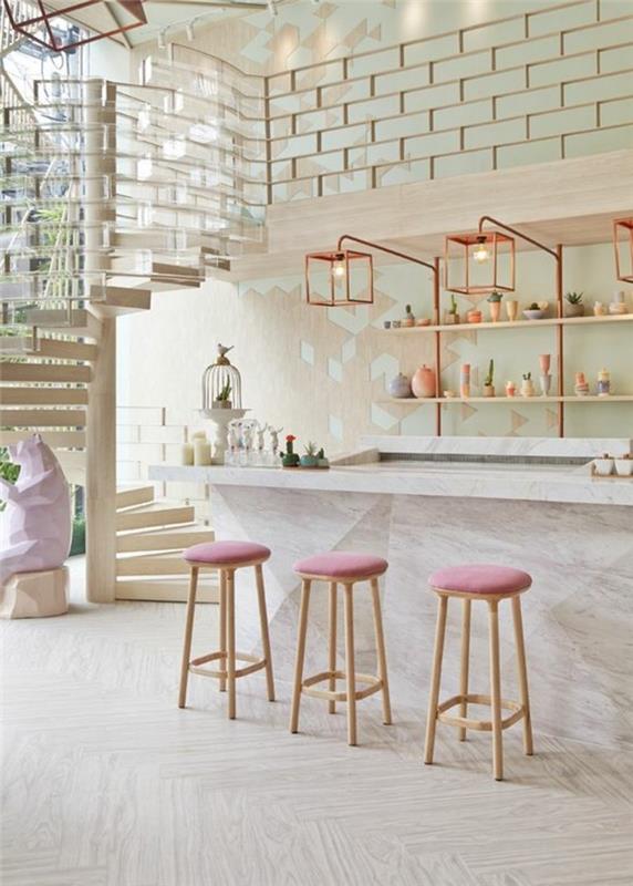prašmatnus interjeras-medis-rožinė-aukštos kėdės-šviesaus medžio-šviesaus-medžio grindų-spiraliniai laiptai
