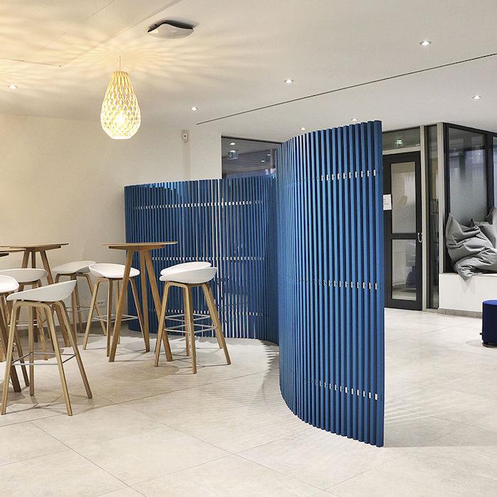 Gofruota mėlyna vidinė pertvara sienai baro restorano įėjimui atskirti, dizaino ekranas mėlynomis juostomis