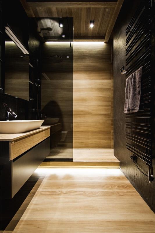 juodo vonios kambario modelio maža erdvė, juodas vonios kambario dekoras ir medis su tamsiomis medinėmis lubų sijomis