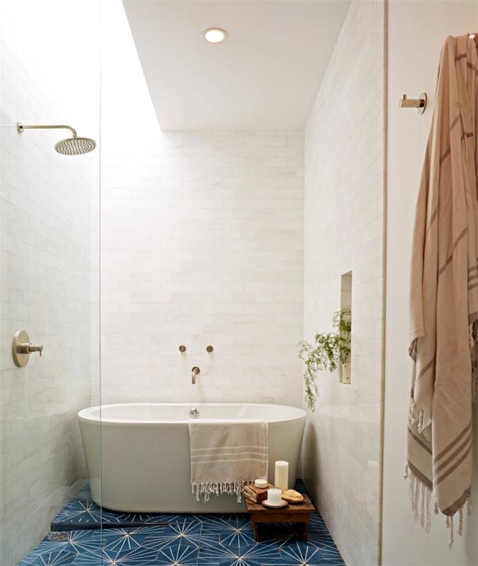bela kopalnica s tušem in kadjo, ki se zdi, da se zlije z dekorjem