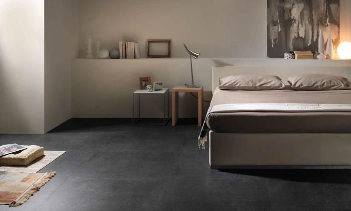 Kömür grisi zeminli beyaz duvarlı geniş yatak odası, rahat bir atmosfer için ahşap kaplamalı dekoratif objeler