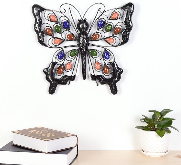 metalo kūrimas juodo drugelio pavidalu su spalvingais sparnais kaip metalo dizaino sienų apdailos pavyzdys