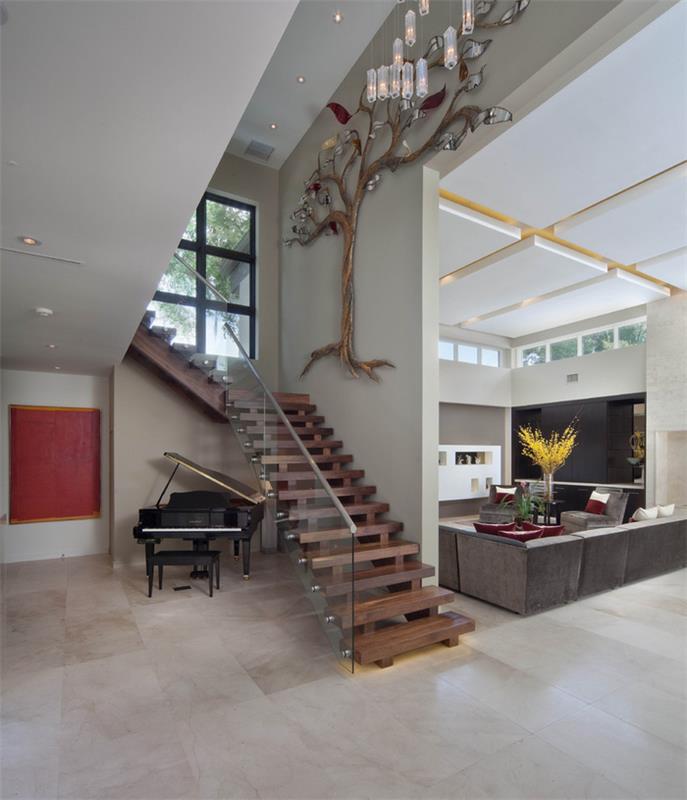 mediniai laiptai su šiuolaikišku dizainu ir švariomis linijomis su stiklo turėklais, papuoštais