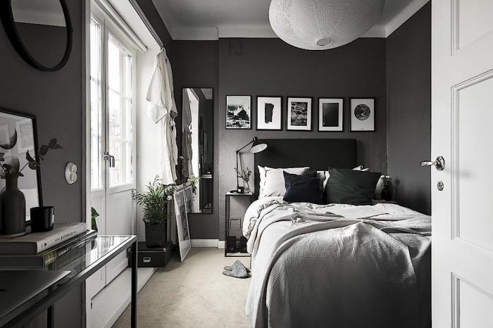 beyaz tavan ve kapılar, beyaz ve siyah dekor ile kömür grisi duvarları olan bir yatak odasında iç tasarım