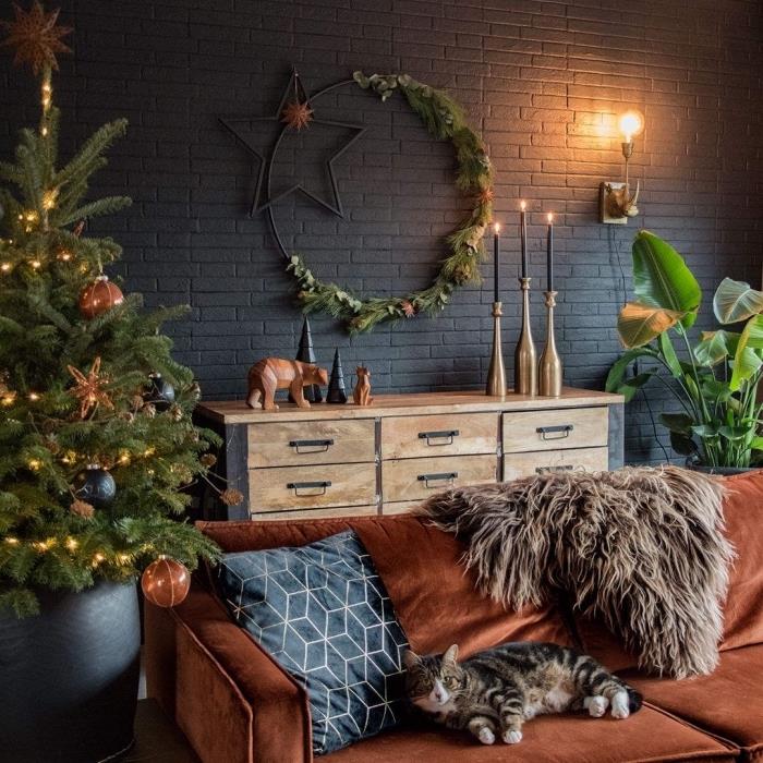 bakır süslemeler ve led zincir ile doğal Noel ağacı dekorasyonu, doğal Noel dekorasyonu ile rahat bir oturma odasında endüstriyel ve rustik tarzların iç tasarımı