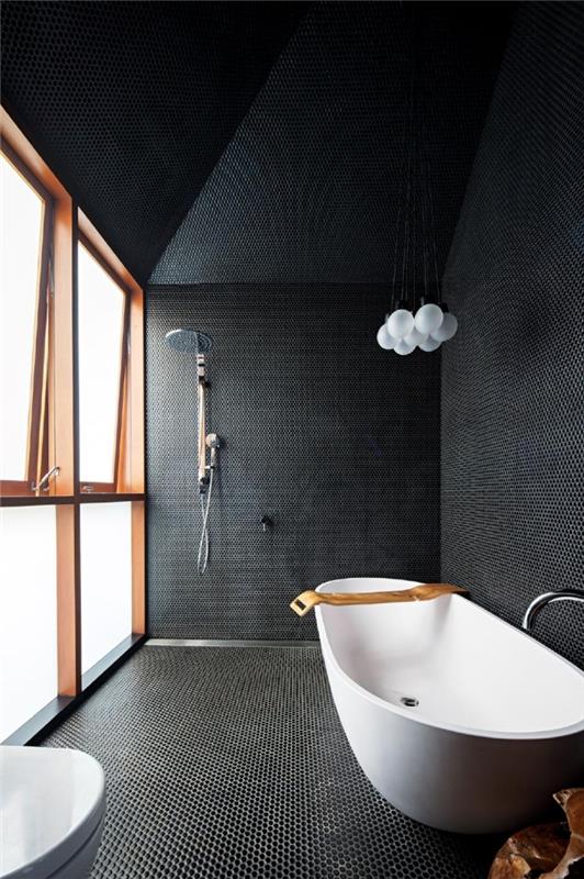 dekoracija v temnih barvah z belim in lesenim kopalniškim pohištvom, majhna kopalnica pod streho