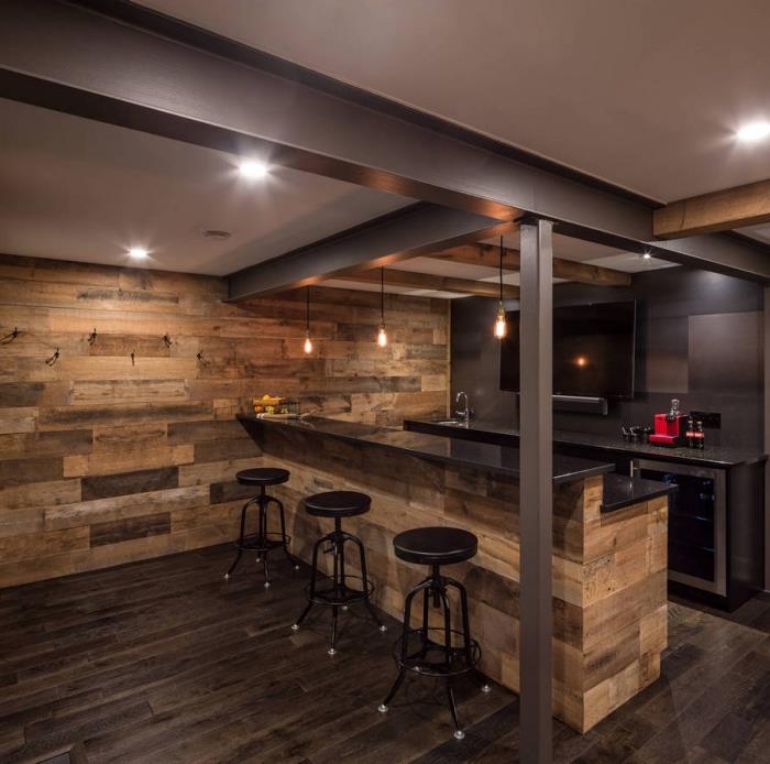 kaip šiuolaikinėje virtuvėje sutvarkyti tamsią virtuvę su medinėmis sienomis, šiurkščiavilnių medinių lentų sienų dangą