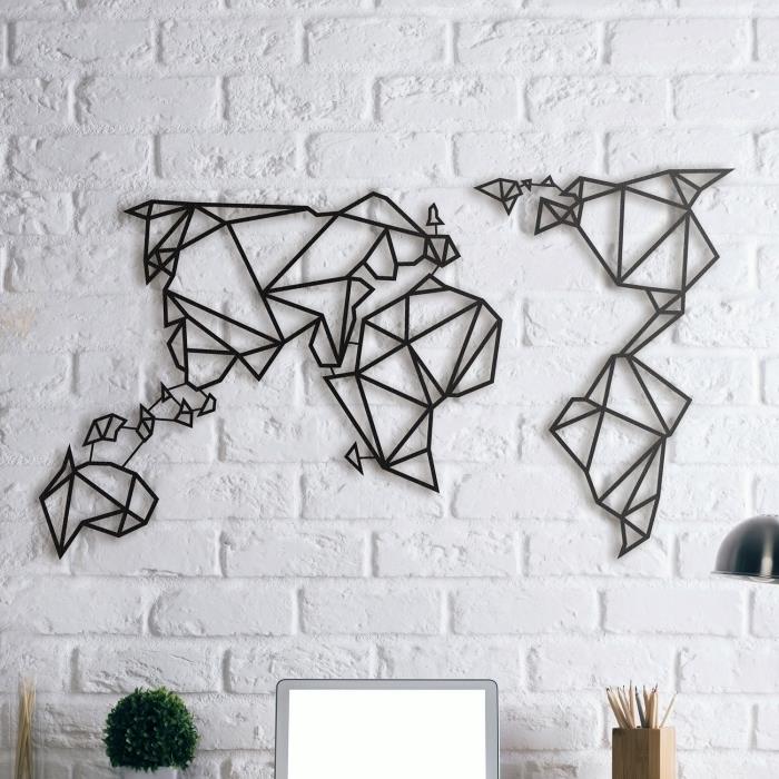 geležies deko pasaulio žemėlapis kaip art deco idėja pramoninio stiliaus kambaryje su baltų plytų sienomis