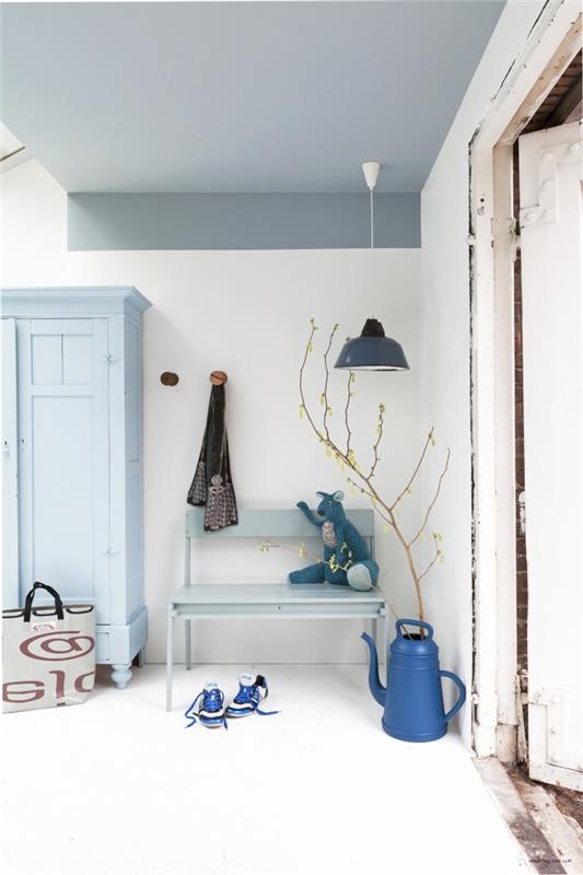 ideja za slikanje hodnika in vhoda, sivo modri strop, ki se razteza na steno in se ujema s pohištvom